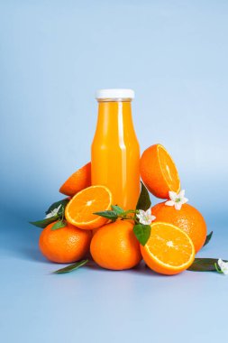 Cam şişede portakal suyu. Citrus.