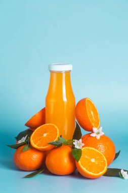 Cam şişede portakal suyu. Citrus.