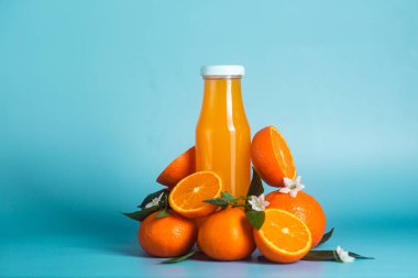 Cam şişede portakal suyu. Citrus.