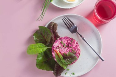 Ringa balıklı salata ve tabakta pancar. Kürk mantonun altında salata.