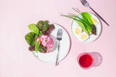 Ringa balıklı salata ve tabakta pancar. Kürk mantonun altında salata.