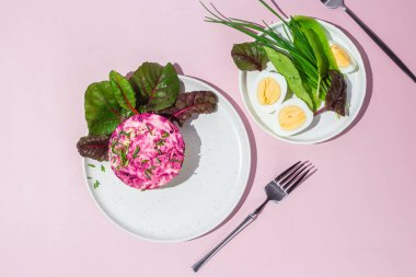 Ringa balıklı salata ve tabakta pancar. Kürk mantonun altında salata.