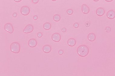 Pembe arka plan. Su damlaları pembe arkaplanda.