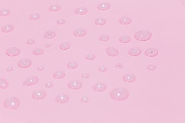 Pembe arka plan. Su damlaları pembe arkaplanda.