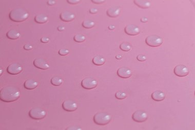 Pembe arka plan. Su damlaları pembe arkaplanda.