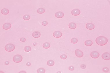 Pembe arka plan. Su damlaları pembe arkaplanda.