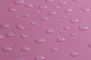 Pembe arka plan. Su damlaları pembe arkaplanda.