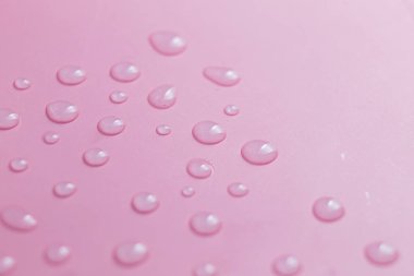 Pembe arka plan. Su damlaları pembe arkaplanda.