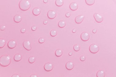 Pembe arka plan. Su damlaları pembe arkaplanda.