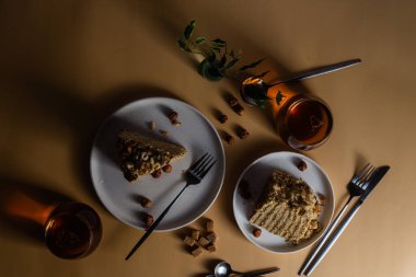 Tabakta bir dilim kek. Ballı kek.