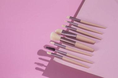 Pembe arka planda makyaj fırçaları. Kozmetik.