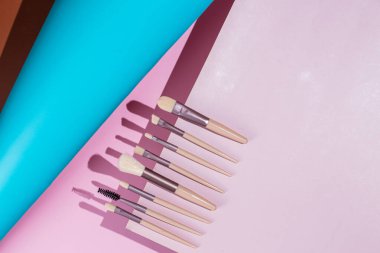 Pembe arka planda makyaj fırçaları. Kozmetik.