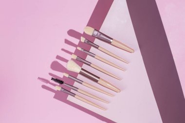 Pembe arka planda makyaj fırçaları. Kozmetik.