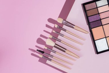 Pembe arka planda makyaj fırçaları. Kozmetik.