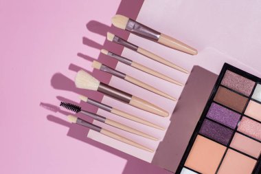 Pembe arka planda makyaj fırçaları. Kozmetik.