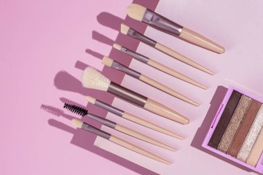 Pembe arka planda makyaj fırçaları. Kozmetik.