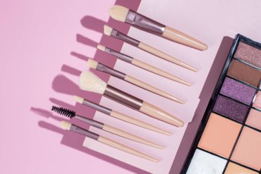Pembe arka planda makyaj fırçaları. Kozmetik.