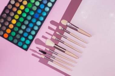 Pembe arka planda makyaj fırçaları. Kozmetik.