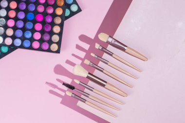 Pembe arka planda makyaj fırçaları. Kozmetik.