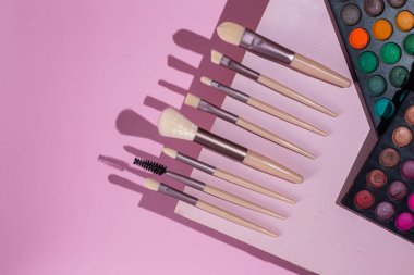 Pembe arka planda makyaj fırçaları. Kozmetik.