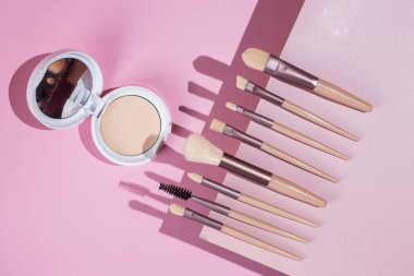 Pembe arka planda makyaj fırçaları. Kozmetik.