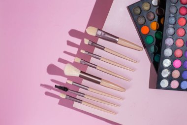 Pembe arka planda makyaj fırçaları. Kozmetik.