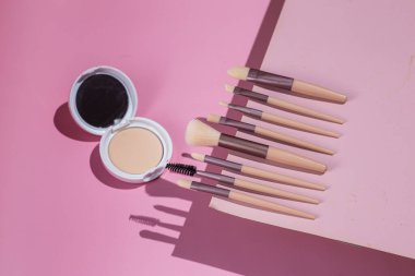 Pembe arka planda makyaj fırçaları. Kozmetik.