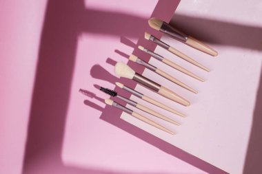 Pembe arka planda makyaj fırçaları. Kozmetik.