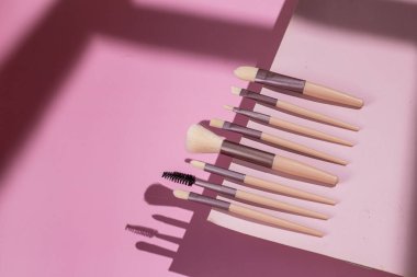 Pembe arka planda makyaj fırçaları. Kozmetik.