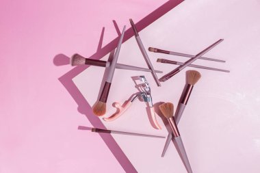 Pembe arka planda makyaj fırçaları. Kozmetik.
