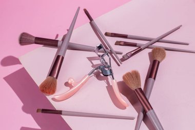 Pembe arka planda makyaj fırçaları. Kozmetik.