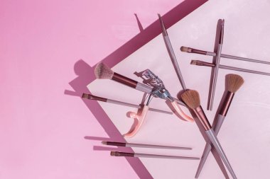 Pembe arka planda makyaj fırçaları. Kozmetik.