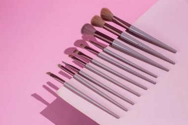 Pembe arka planda makyaj fırçaları. Kozmetik.