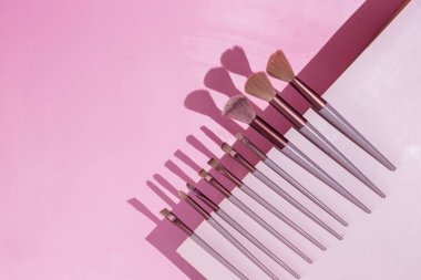 Pembe arka planda makyaj fırçaları. Kozmetik.