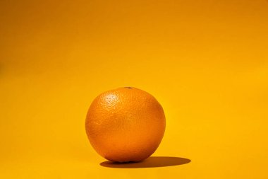 Turuncu arka planda doğal turuncu