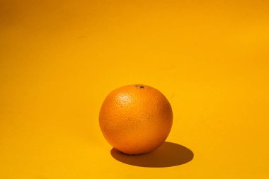 Turuncu arka planda doğal turuncu