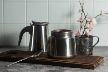 Gayzer kahve makinesinde sabah kahvesi.