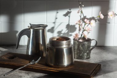 Gayzer kahve makinesinde sabah kahvesi.