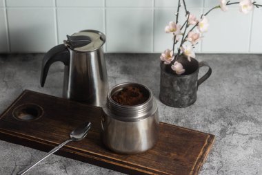 Gayzer kahve makinesinde sabah kahvesi.