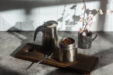 Gayzer kahve makinesinde sabah kahvesi.