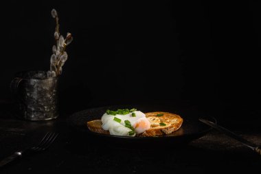 Koyu arkaplanda haşlanmış yumurta