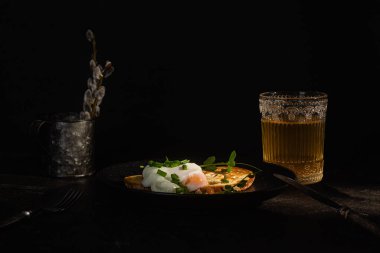 Koyu arkaplanda haşlanmış yumurta