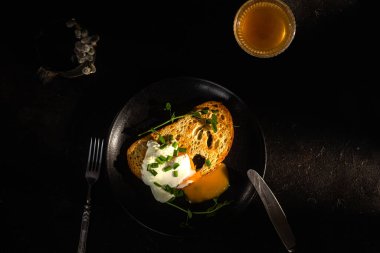 Koyu arkaplanda haşlanmış yumurta