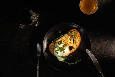 Koyu arkaplanda haşlanmış yumurta