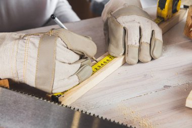 Bir adam bir çubuk boyutunda bir mezura ile yakın çekim