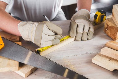 Bir adam bir çubuk boyutunda bir mezura ile yakın çekim