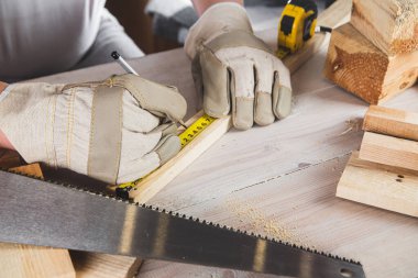 Bir adam bir çubuk boyutunda bir mezura ile yakın çekim