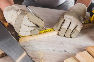 Bir adam bir çubuk boyutunda bir mezura ile yakın çekim