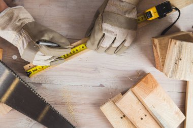 Bir adam bir çubuk boyutunda bir mezura ile yakın çekim