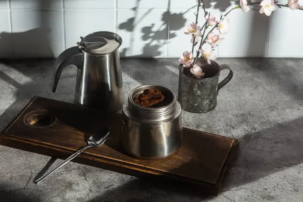 Gayzer kahve makinesinde sabah kahvesi.